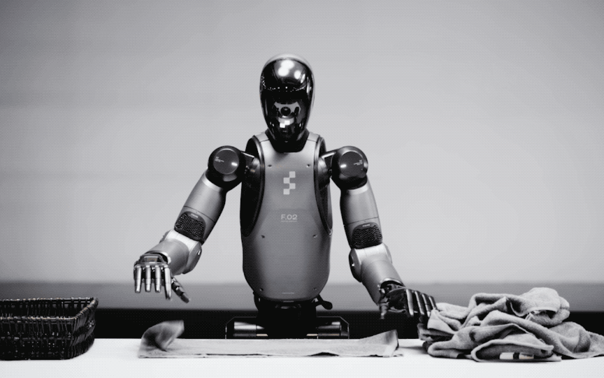 会叠衣服的中美机器人，谁离具身智能更近？