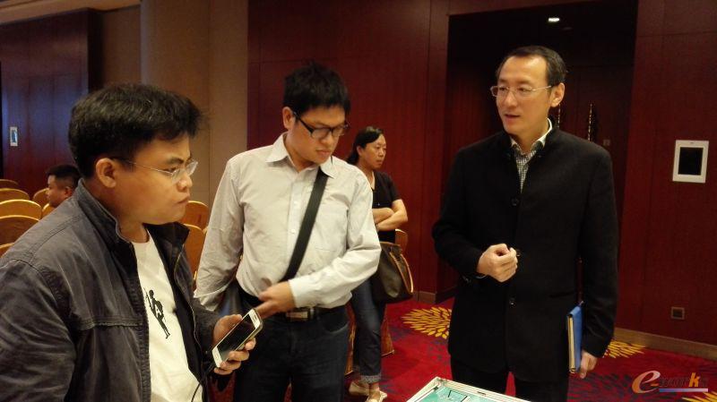 图2 畅捷通信息技术股份有限公司高级副总裁孙国平与小微企业交流
