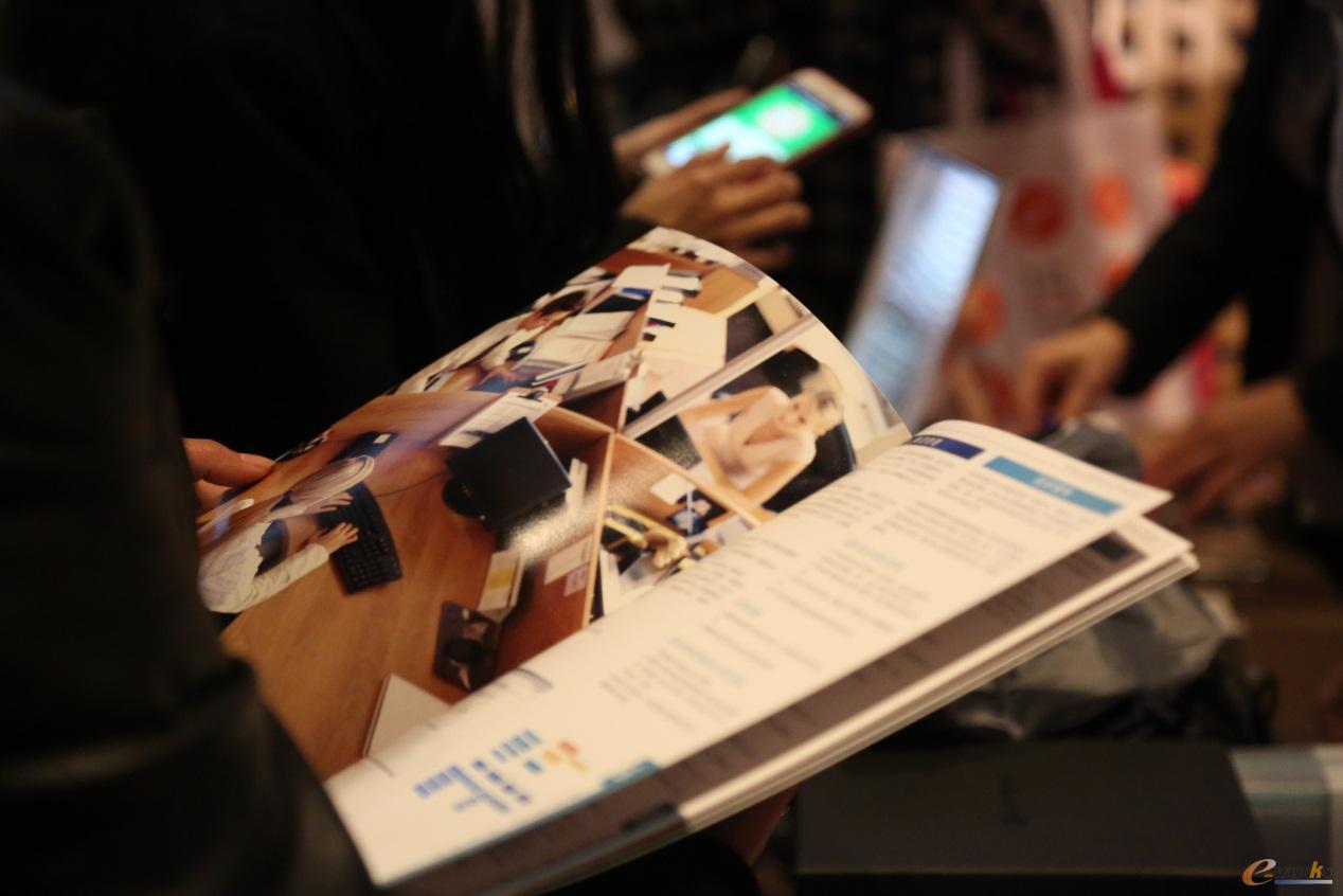 图3 薪酬福利专业人士翻阅Platinum最新产品资料