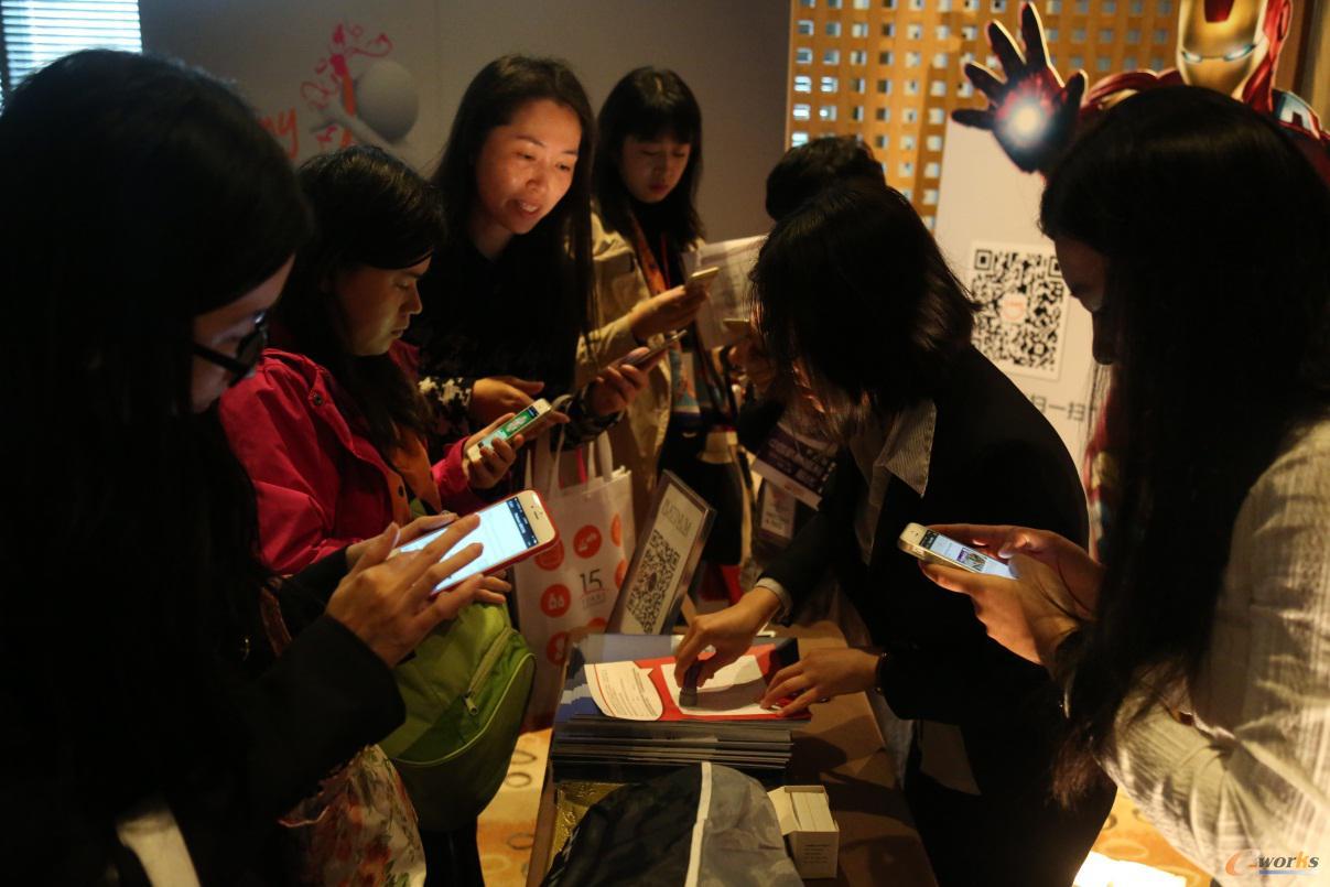 图4 参会嘉宾关注Platinum官方微信