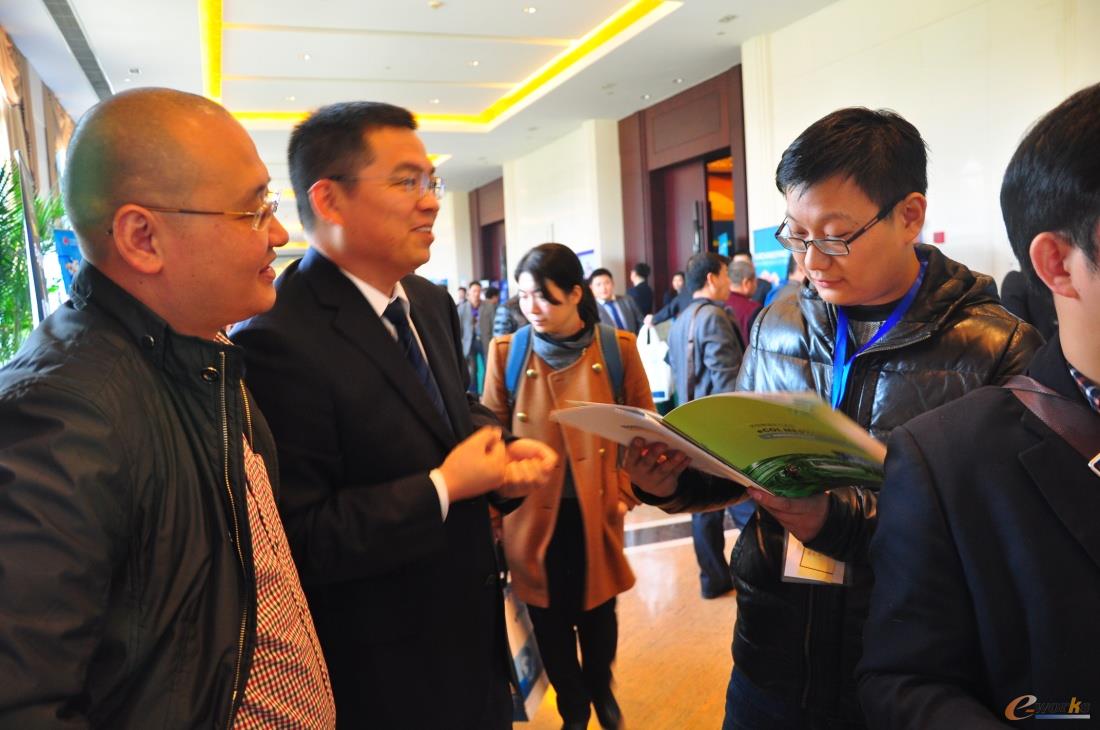 开目副总经理贾华文为参会嘉宾讲解公司产品