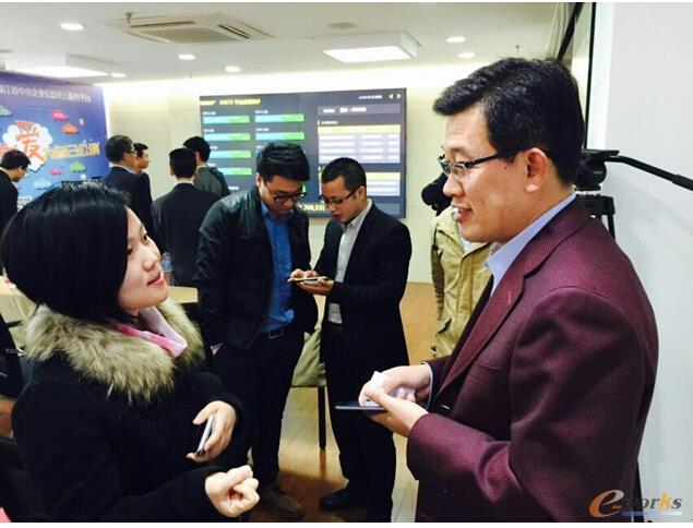 (右：畅捷通信息技术股份有限公司高级副总裁程刚)