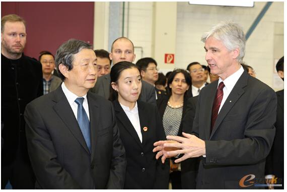 所长为马凯副总理讲解智能自动化生产项目和工作流程。