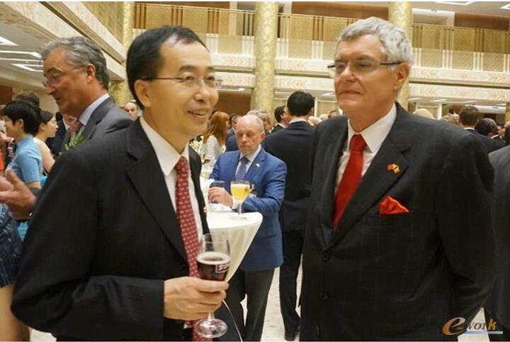 (左)北航国际交流合作处处长马进喜