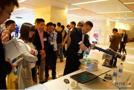 与会嘉宾在自由讨论区驻足观看产品演示，3D SYSTEMS和FARO双方的工程师为观众一一讲解