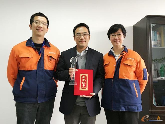 吉利汽车研究院总工：门永新（右）/朱凌（左）亲自授奖