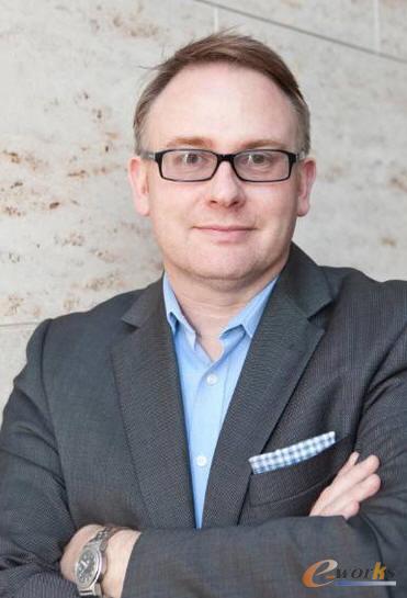  Qlik战略分析官 James Richardson