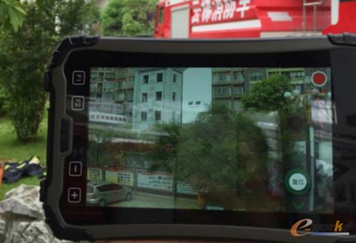 现场消防员通过PAD接收高空侦查图像