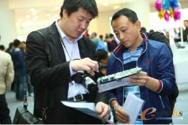 现场观众仔细观摩惠普页宽技术打印头