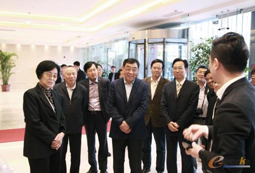 马培华一行在华平管理层的陪同下参观