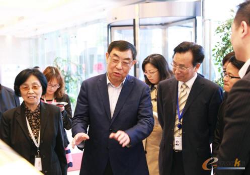 马培华副主席对智能钢琴表示看好