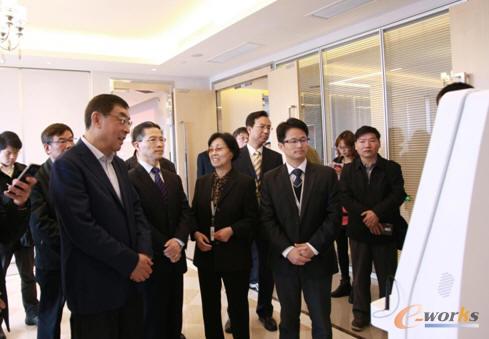 胡君健向调研组成员演示视频银行远程业务咨询