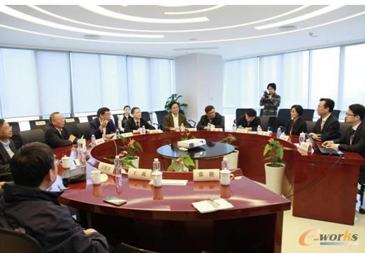 马培华副主席对华平的创新成果表示肯定