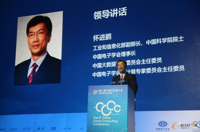 工业和信息化部副部长、中国电子学会理事长怀进鹏在会上致辞