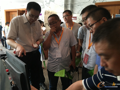 图 论坛来宾在佰思杰科技展台进行面对面交流