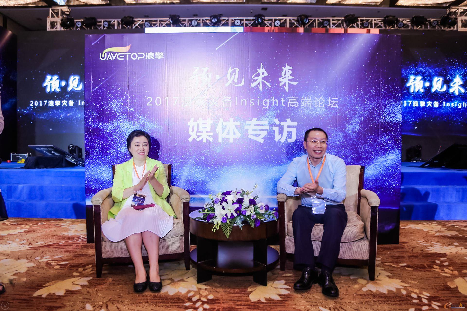 从左至右浪擎总经理王凌嬿，董事长李庆银