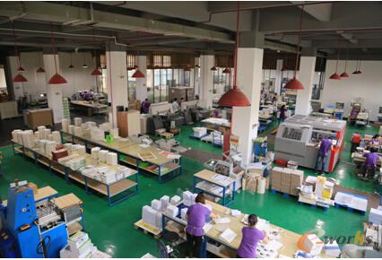 大琦车间内工作人员正在整理和装箱惠普Indigo数字印刷机的印刷成品