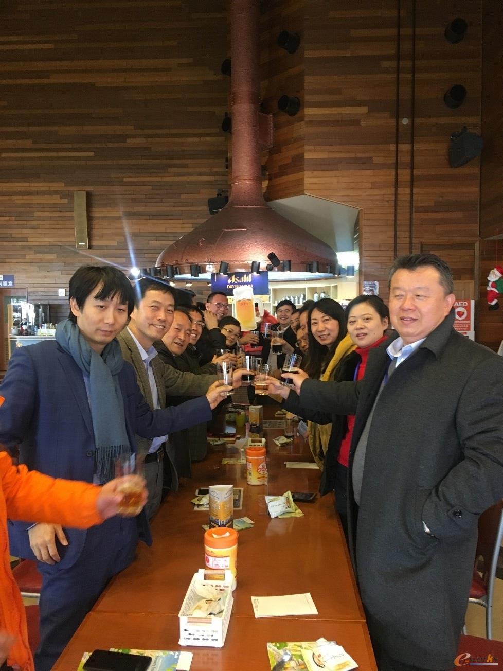 考察团成员畅饮朝日啤酒