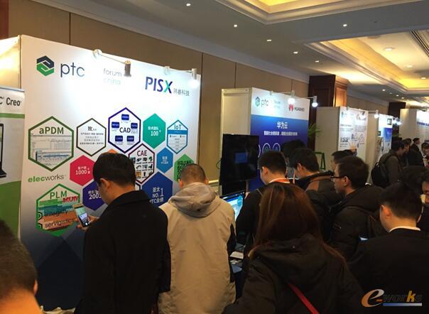 湃睿工作人员与客户作产品交流介