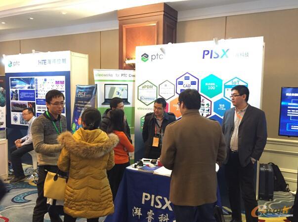 湃睿工作人员与客户作产品交流介