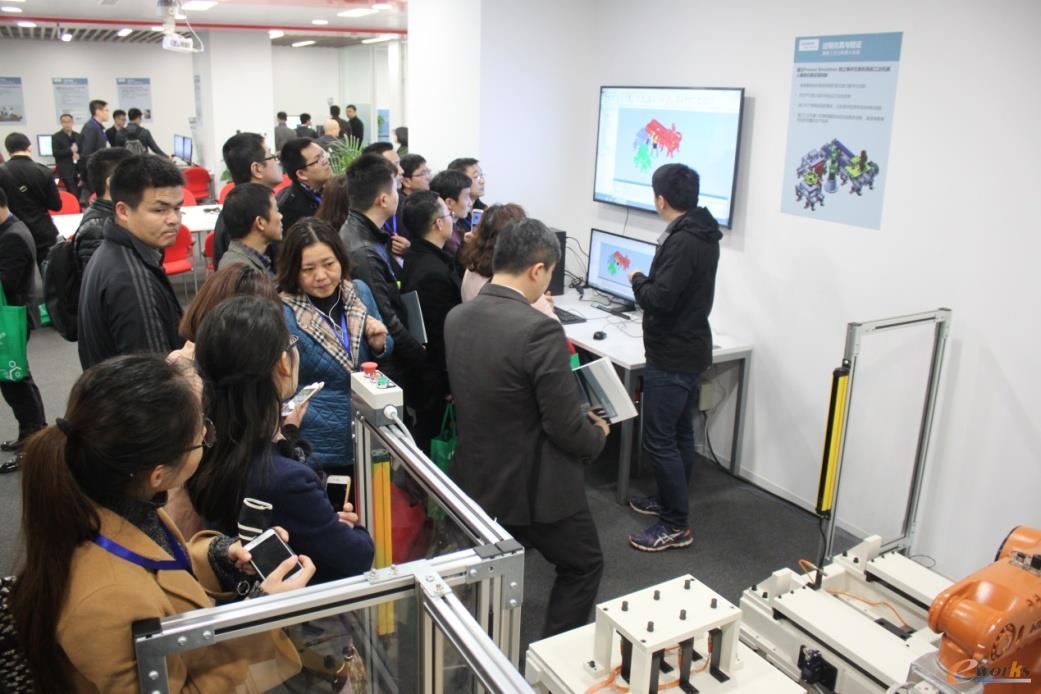 参观数字化装配线实验室