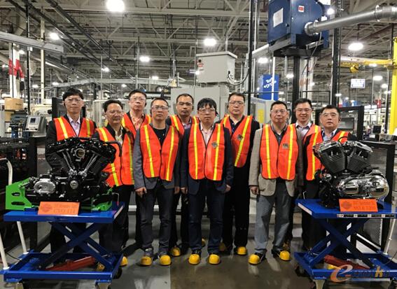  考察团参观哈雷摩托动力总成工厂