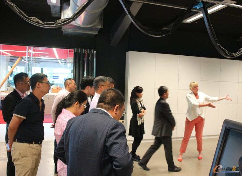 Amanda Prudhon女士带领考察团参观力克