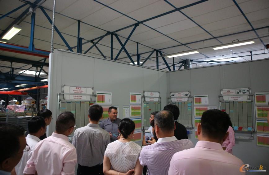 考察团参观力克工厂，力克行业运营总监Eric Lespinasse进行详细讲解