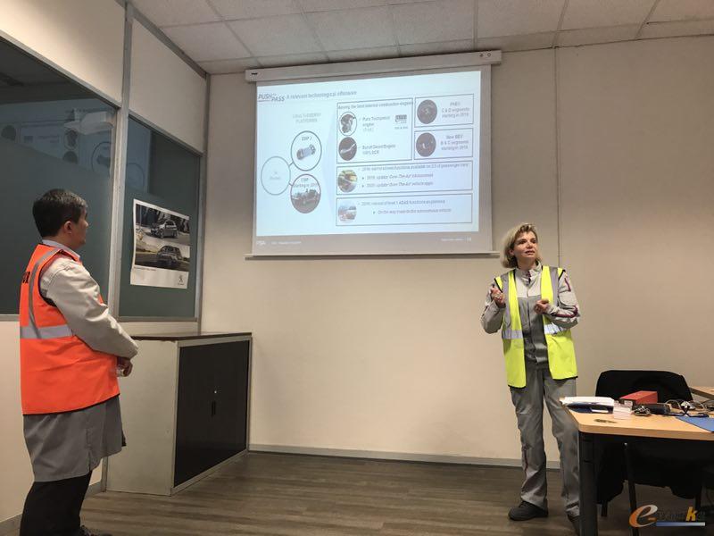 向考察团一行介绍PSA业务