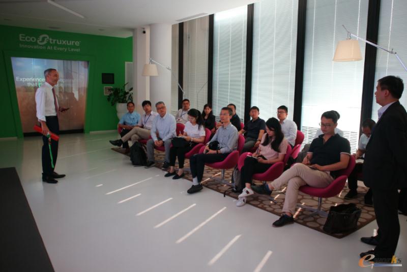 考察团成员与施耐德负责人互相交流