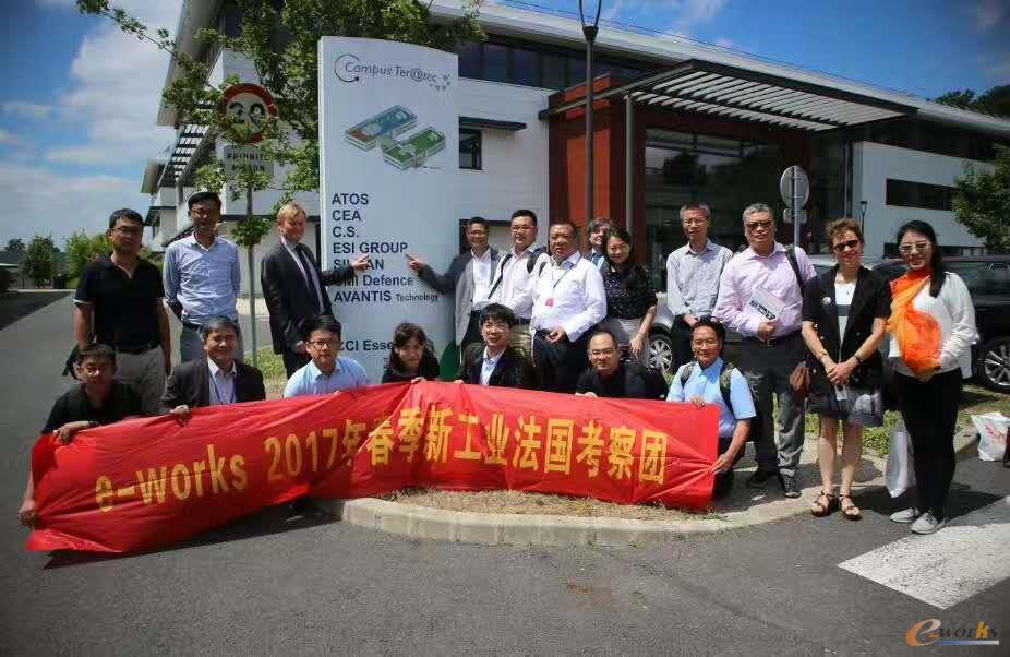 考察团成员合影留念