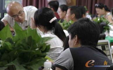 图7 e-works咨询顾问在活动现场辅导企业填报