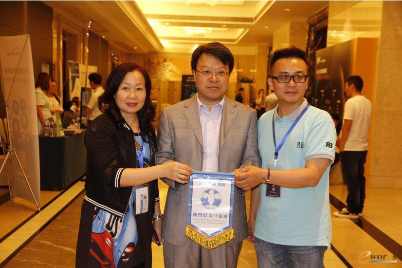e-works总经理胥军博士与澳门亚太IT协会负责人合影