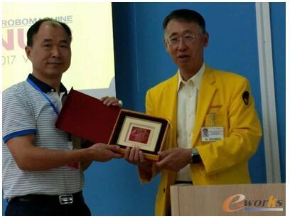 e-works董事长张国军教授向内田先生赠送小礼品