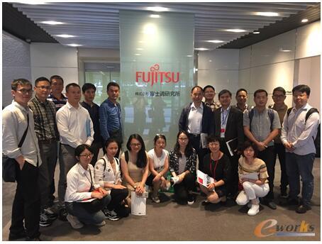 考察团在富士通合影