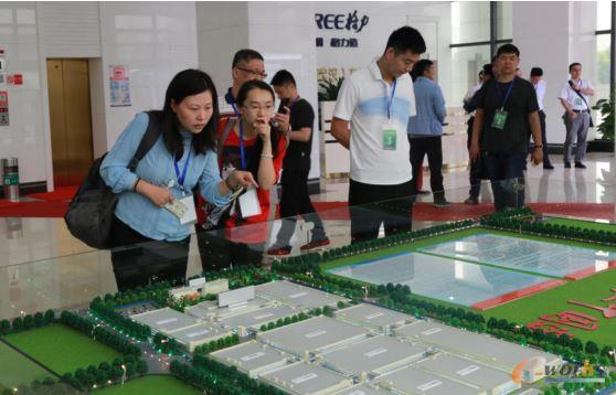 考察团成员参观格力电器武汉产业园