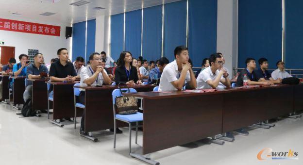 考察团成员参加格力电器信息化座谈会