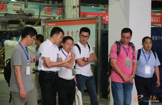 参观企业与武汉格力总经理王向红现场交流