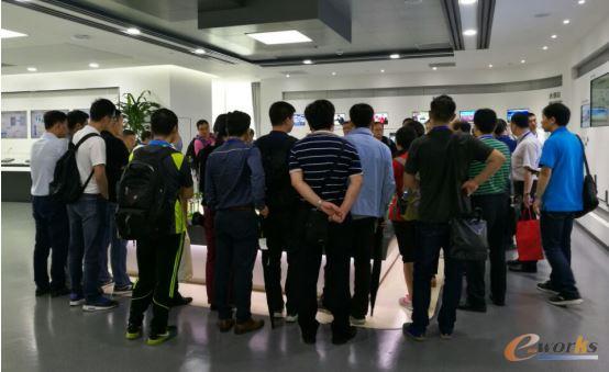 考察团成员参观沙盘模型