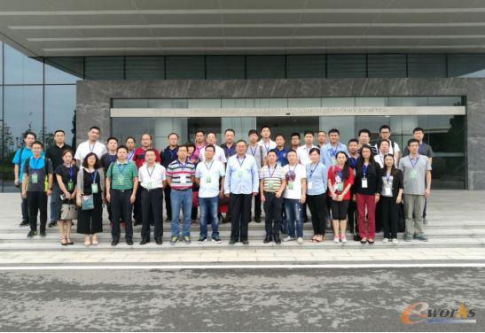 考察团成员在武汉华星光电合影留念