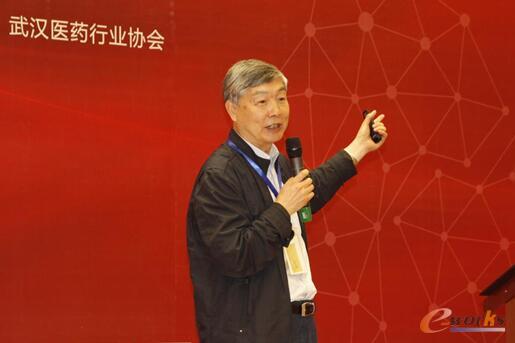 图：中国工程院院士李培根教授发表主题演讲