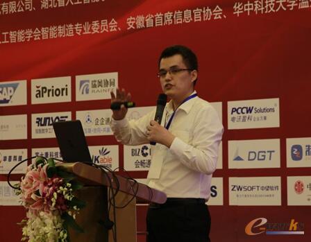 图：艾普工华市场&咨询总监杨凯发表主题演讲