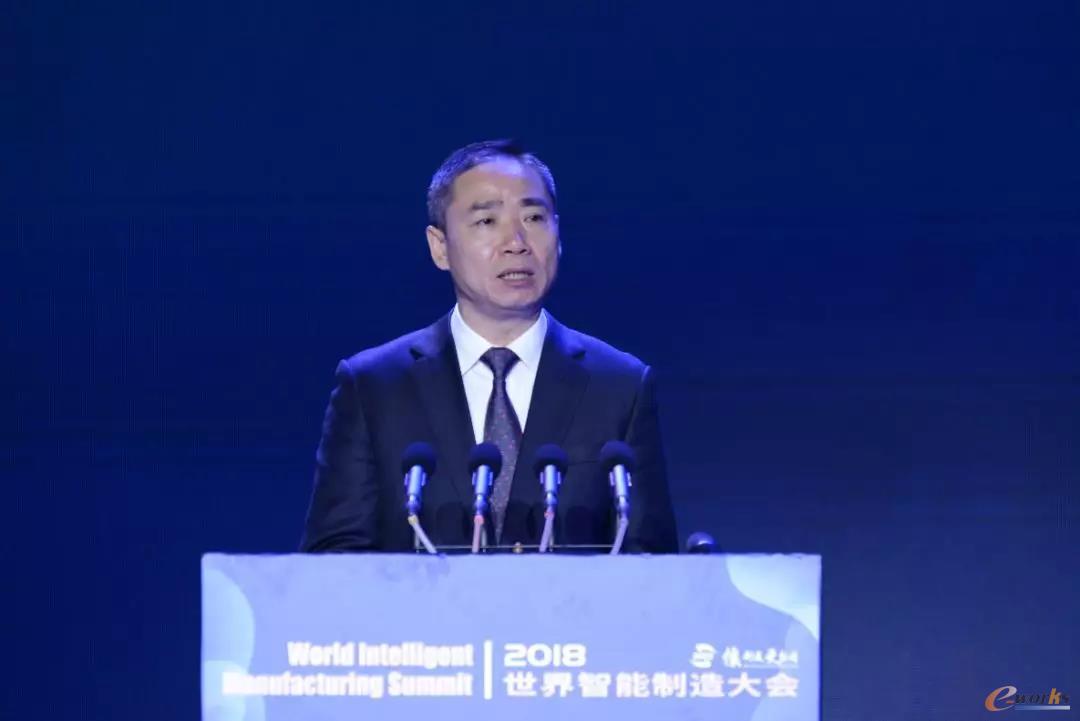 工信部副部长辛国斌为大会致辞