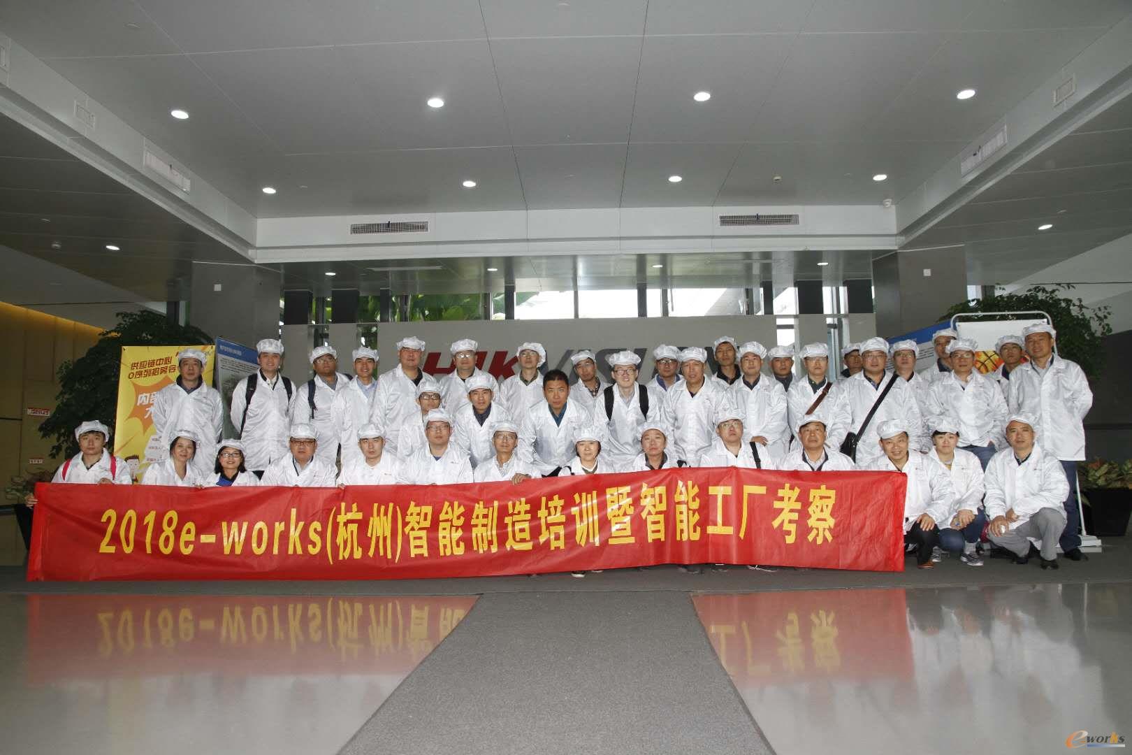 学员在海康威视合影留恋