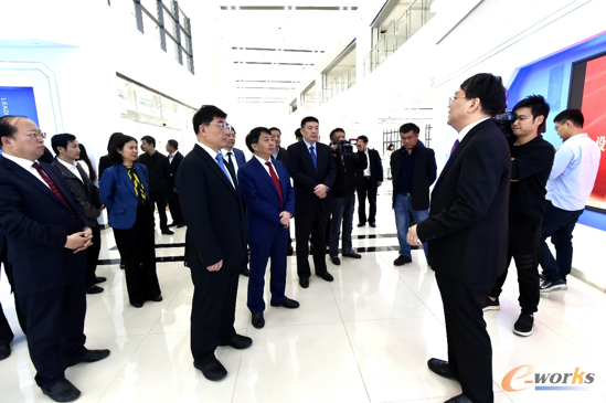 与会领导和参会代表到创新中心调研