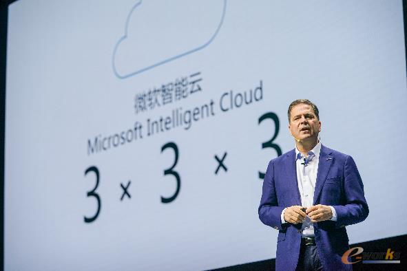 微软公司资深副总裁，大中华区董事长兼首席执行官柯睿杰展示微软智能云在中国市场的“3*3*3”优势