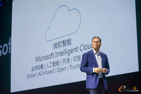 微软公司资深副总裁，大中华区董事长兼首席执行官柯睿杰展示微软智能云五大特点