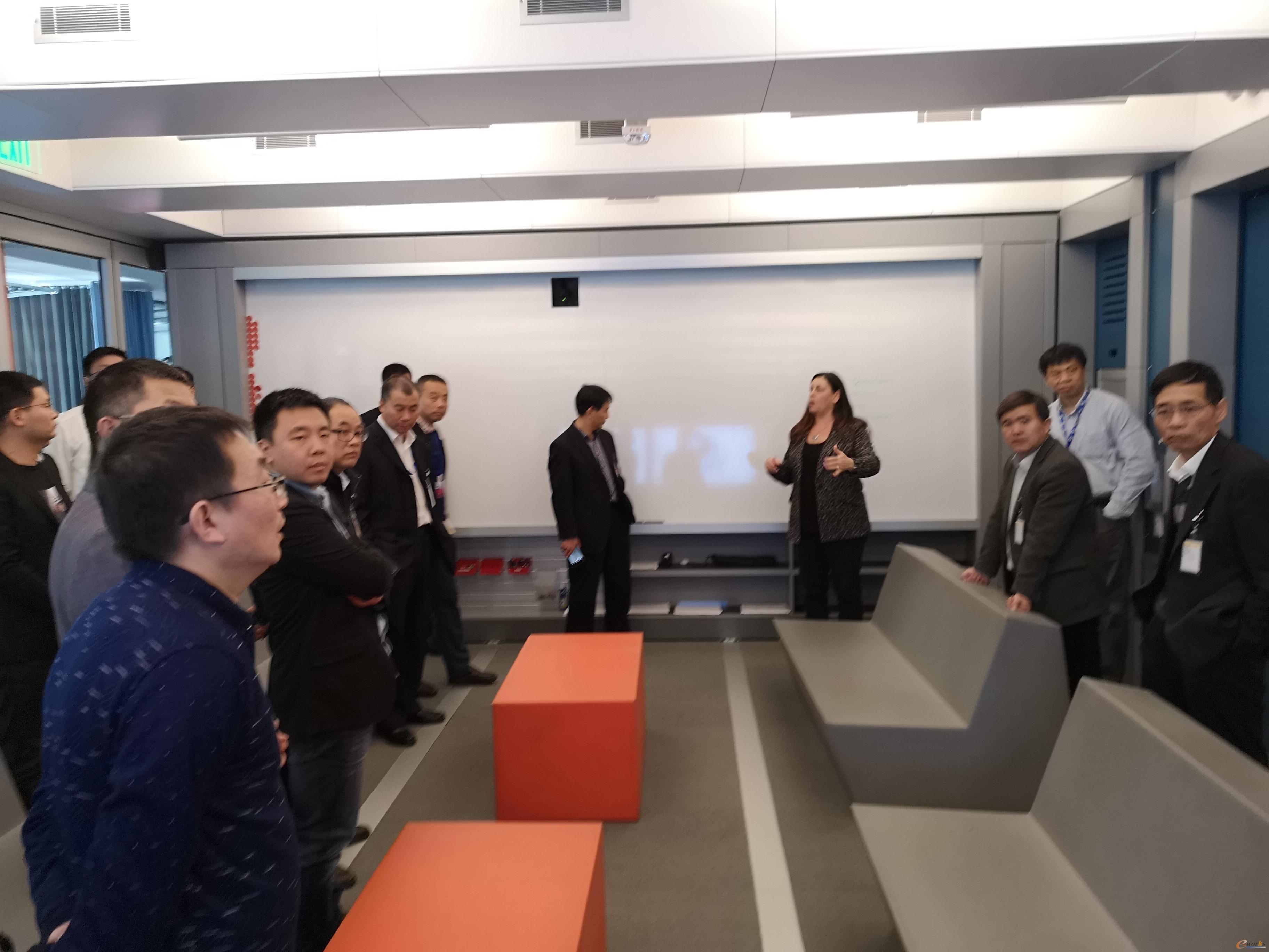 考察团成员参观头脑风暴会议室
