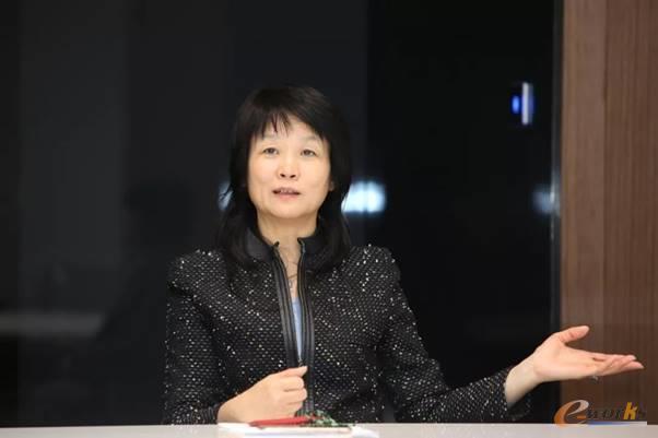 IBM大中华区客户技术架构师和客户中心总经理、IBM杰出工程师程静发言