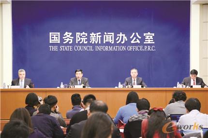 1月30日，国务院新闻办就2017年工业通信业发展情况举行新闻发布会，工业和信息化部部长苗圩（左二）、副部长辛国斌（左三）、总工程师张峰（右一）出席会议，并回答记者提问
